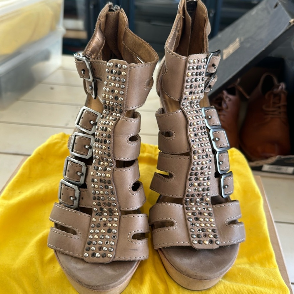 Designer Cynthia  Vincent wedge beautiful detail